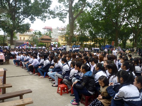Hàng nghìn học sinh đã lắng nghe chăm chú và nhiệt tình hưởng ứng buổi phát động cuộc thi